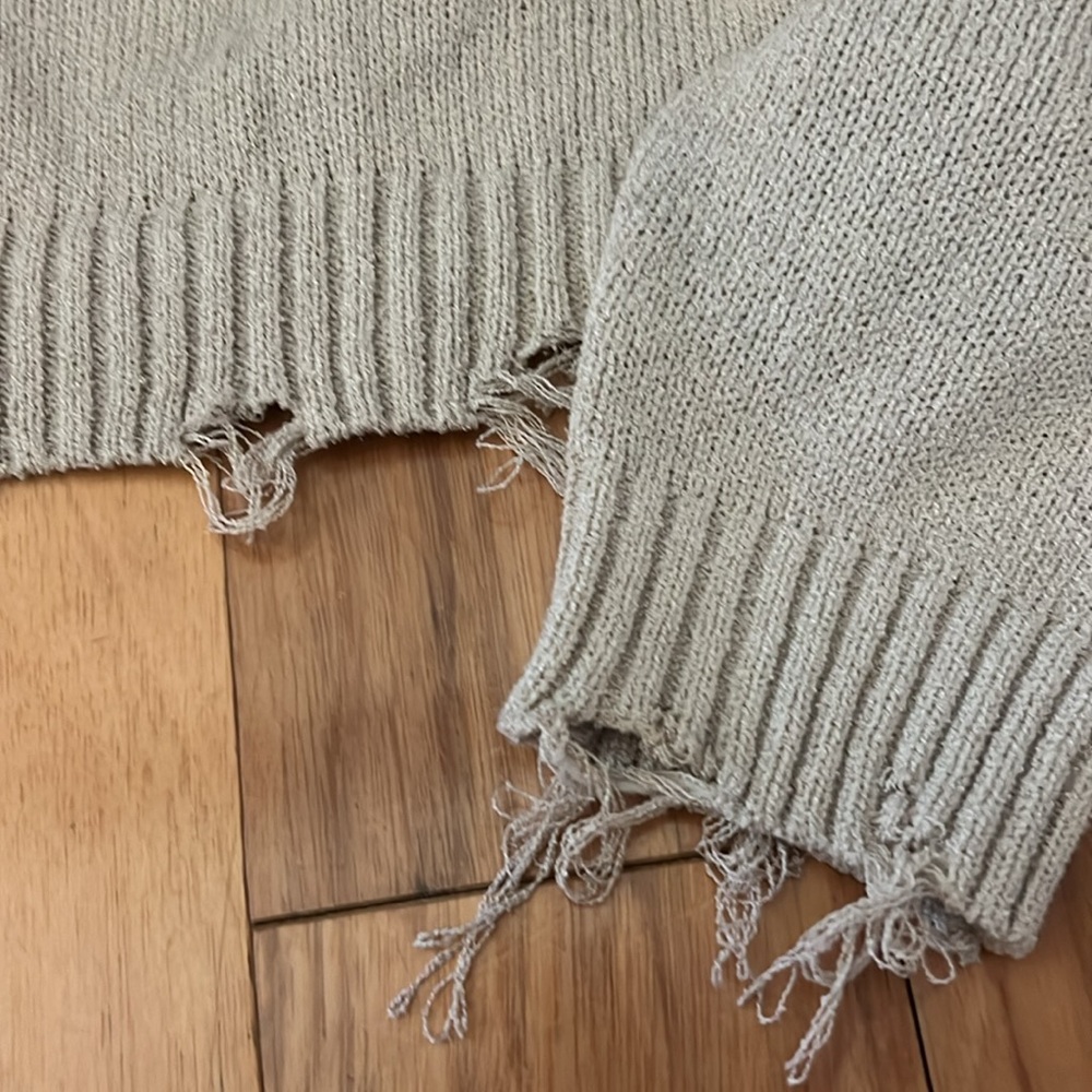 Distressed cropped sweater - Picture 3 of 3